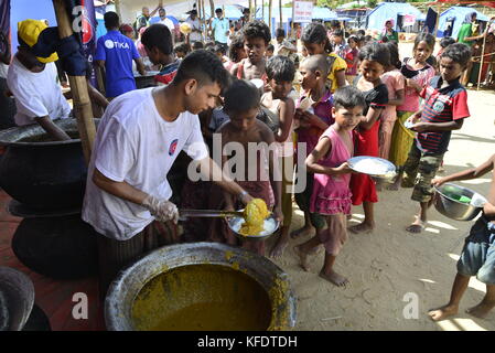 Les enfants réfugiés rohingyas recueille des denrées alimentaires à l'palongkhali camp de fortune à Cox's bazar, au Bangladesh, sur Octobre 06, 2017. D'après l'Organisation des Nat Banque D'Images