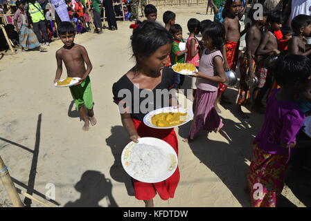 Les enfants réfugiés rohingyas recueille des denrées alimentaires à l'palongkhali camp de fortune à Cox's bazar, au Bangladesh, sur Octobre 06, 2017. D'après l'Organisation des Nat Banque D'Images