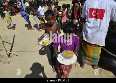 Les enfants réfugiés rohingyas recueille des denrées alimentaires à l'palongkhali camp de fortune à Cox's bazar, au Bangladesh, sur Octobre 06, 2017. D'après l'Organisation des Nat Banque D'Images