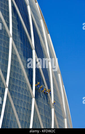 Nettoyage de vitres à rester sur les 'le coin' building, siège de aldar, l'une des plus importantes sociétés immobilières dans les pays arabes Banque D'Images