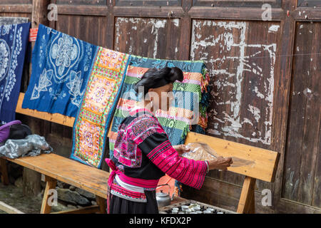 Stock photo - yao rouge célèbre les femmes sur des cheveux longs, huangluo yao village, longsheng, Guilin, Guangxi, Chine Banque D'Images