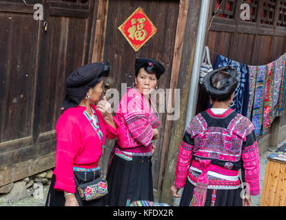 Stock photo - yao rouge célèbre les femmes sur des cheveux longs, huangluo yao village, longsheng, Guilin, Guangxi, Chine Banque D'Images