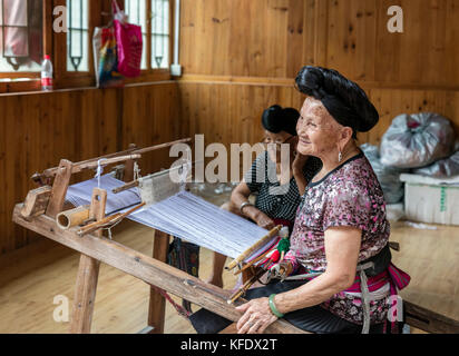 Stock photo - yao rouge célèbre les femmes sur des cheveux longs, huangluo yao village, longsheng, Guilin, Guangxi, Chine Banque D'Images