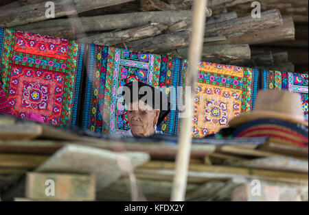 Stock photo - yao rouge célèbre les femmes sur des cheveux longs, huangluo yao village, longsheng, Guilin, Guangxi, Chine Banque D'Images