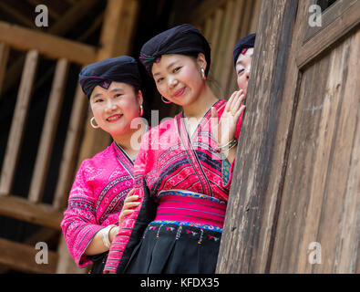 Stock photo - yao rouge célèbre les femmes sur des cheveux longs, huangluo yao village, longsheng, Guilin, Guangxi, Chine Banque D'Images