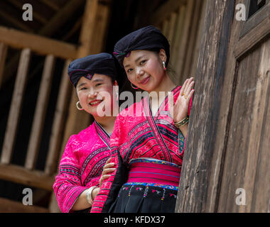 Stock photo - yao rouge célèbre les femmes sur des cheveux longs, huangluo yao village, longsheng, Guilin, Guangxi, Chine Banque D'Images