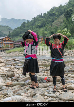 Stock photo - yao rouge célèbre les femmes sur des cheveux longs, huangluo yao village, longsheng, Guilin, Guangxi, Chine Banque D'Images