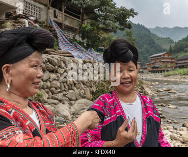 Stock photo - yao rouge célèbre les femmes sur des cheveux longs, huangluo yao village, longsheng, Guilin, Guangxi, Chine Banque D'Images