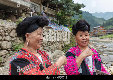 Stock photo - yao rouge célèbre les femmes sur des cheveux longs, huangluo yao village, longsheng, Guilin, Guangxi, Chine Banque D'Images