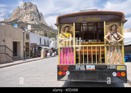 26 février 2016 Bernal, Queretaro, Mexique : tour bus touristique dans la destination populaire ville avec le pic de la grand monolithe sur l'arrière-plan Banque D'Images