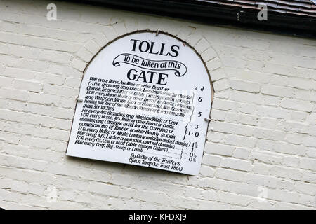 Ancienne petite Malvern house, sans frais d'une carte affichant une liste des péages au Musée d'Avoncroft des bâtiments, Stoke Heath, Bromsgrove, Worcestershire, Angleterre. Banque D'Images