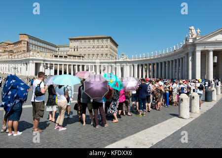 Vatican - août 06, 2015 : longue file de touristes à st. Peter's square attendent d'entrer dans la basilique dans le soleil de l'été à Rome. Le 06 août, 201 Banque D'Images