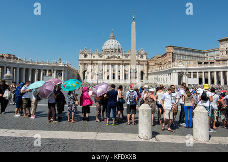 Vatican - août 06, 2015 : longue file de touristes à st. Peter's square attendent d'entrer dans la basilique dans le soleil de l'été à Rome. Le 06 août, 201 Banque D'Images