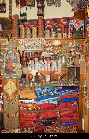 Des piles de tapis en laine pure bijou artisanal et de souvenirs en décrochage touristique de vieux bazar de Antalya, Turquie Banque D'Images