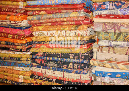 Des piles de tapis en laine pure bijou artisanal en décrochage touristiques du vieux bazar de Antalya, Turquie Banque D'Images
