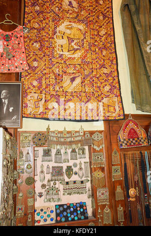 Des piles de tapis en laine pure bijou artisanal et de souvenirs en décrochage touristique de vieux bazar de Antalya, Turquie Banque D'Images