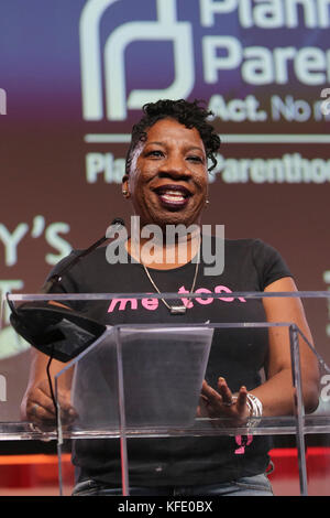 Detroit, États-Unis. 27 Oct, 2017. Tarana - Burke, fondateur de campagne MeToo prend la parole à l'occasion de la Convention de la femme au Cobo Center le 27 octobre 2017 à Detroit, Michigan. Credit : Chirag Wakaskar/Pacific Press/Alamy Live News Banque D'Images