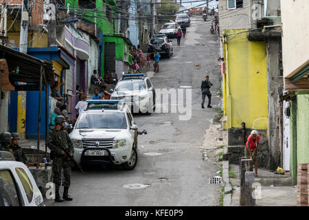 Rio de Janeiro, Brésil. 27 oct, 2017 spectateurs. regardez sur pendant les opérations à Rio de Janeiro, Sao Carlos favela friday, oct. 27th, 2017. l'opération menée par plus de 1700 soldats et de la police vise à capturer les criminels impliqués dans les villes de violence continue narco-guerres. crédit : c.h. gardiner/pacific press/Alamy live news Banque D'Images