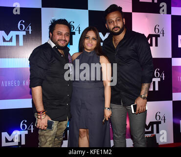 Mumbai, Inde. 27 oct, 2017. Anil Sharma, sneha malankar et amey malankar assister le club mt64's Halloween Party à malad à Mumbai. crédit : azhar khan/ pacific press/Alamy live news Banque D'Images