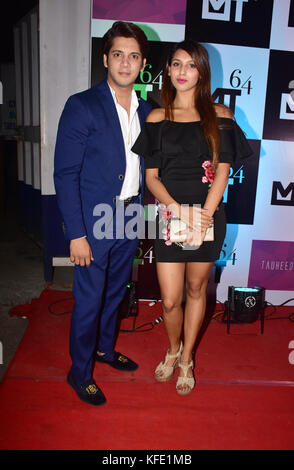Mumbai, Inde. 27th octobre 2017. L'acteur indien Ayaz Ahmed et l'actrice Nibedita Pal assistent à la fête d'Halloween du Club MT64 à Malad à Mumbai. Credit: Azhar Khan/ Pacific Press/Alay Live News Banque D'Images