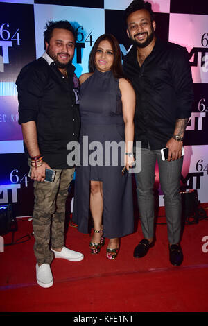 Mumbai, Inde. 27 oct, 2017. Anil Sharma, sneha malankar et amey malankar assister le club mt64's Halloween Party à malad à Mumbai. crédit : azhar khan/ pacific press/Alamy live news Banque D'Images