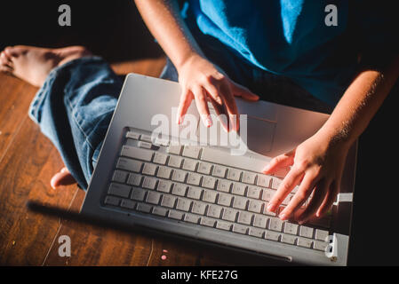 Un enfant à l'aide d'un ordinateur portable. Banque D'Images