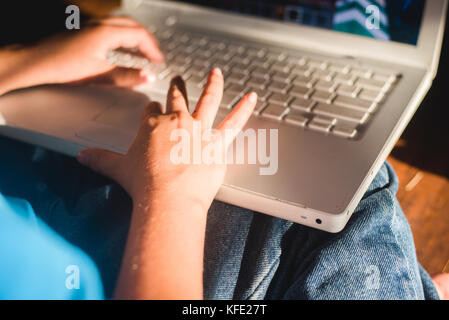 Un enfant à l'aide d'un ordinateur portable. Banque D'Images