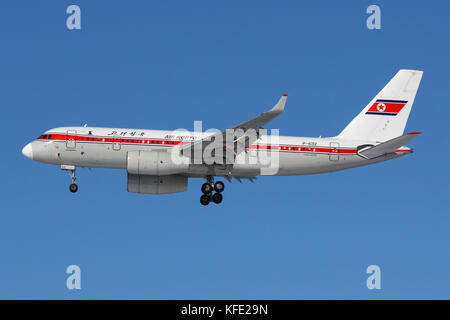 Sheremetyevo, région de Moscou, Russie - 10 mars 2011 : Tupolev Tu-204-300 p-632 d'air koryo Airlines à l'atterrissage à l'aéroport international Sheremetyevo. Banque D'Images