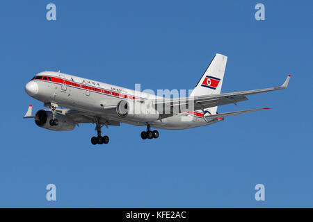 Sheremetyevo, région de Moscou, Russie - 10 mars 2011 : Tupolev Tu-204-300 p-632 d'air koryo Airlines à l'atterrissage à l'aéroport international Sheremetyevo. Banque D'Images