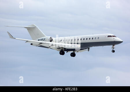 Vnukovo, dans la région de Moscou, Russie - 22 octobre 2014 : un bombardier global express m-yfly l'atterrissage à l'aéroport international de Vnukovo. Banque D'Images