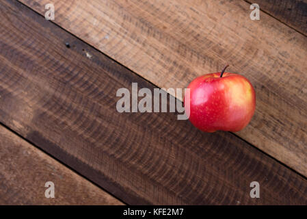 Pomme rouge sur une table en bois Banque D'Images