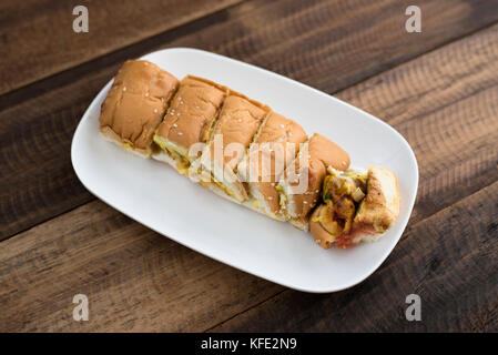 Des spécialités malaisiennes roti (John) - du pain avec l'omelette dans une assiette sur une table en bois Banque D'Images