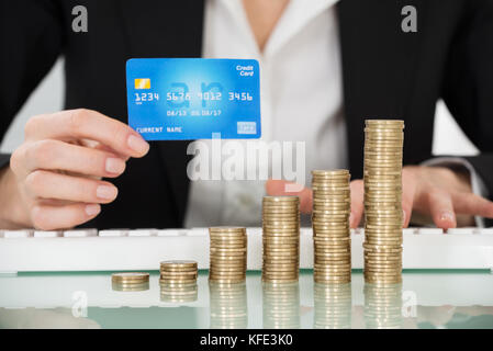Close-up of woman holding credit card laughing et clavier sur 24 Banque D'Images