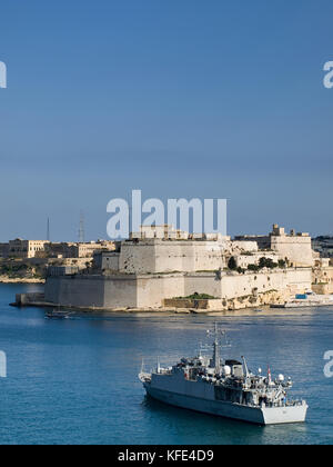 La Valette, Malte - 22 févr. 2009 - Royal Navy hms m111 destiné au chasseur blyth prépare à quitter le port au grand port à Malte Banque D'Images