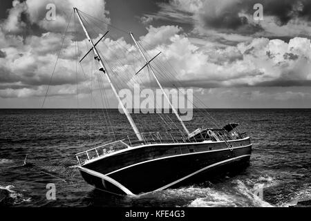 Goélette des naufragés échoués sur le littoral et sur les roches Banque D'Images