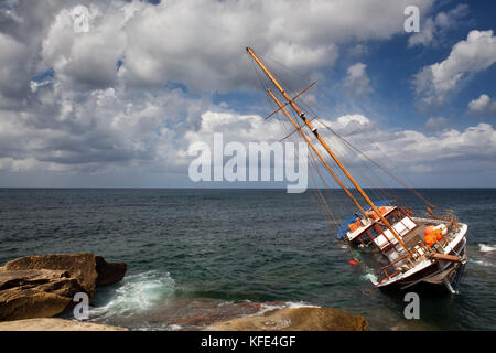 Goélette des naufragés échoués sur le littoral et sur les roches Banque D'Images