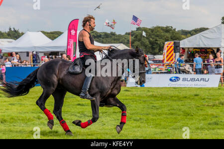 Horse Rider donnant à l'écran de jeu et Cheshire pays montrent à Cheshire Show Ground Tabley Cheshire Angleterre Banque D'Images