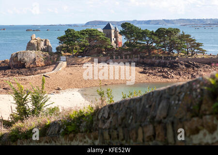 Le bien nommé propriété de caractère connu comme ' les quatre vents ', sur le Phare du paon (plage de l'île de Bréhat - Bretagne - France). Banque D'Images