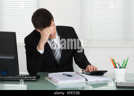 Souligné young businessman calcul loi in office Banque D'Images