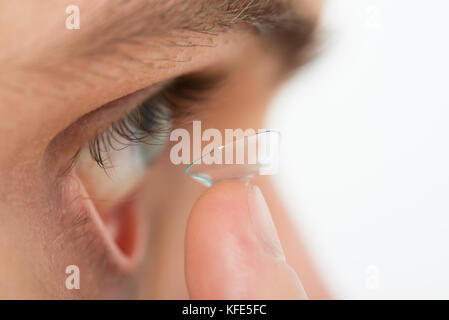 Close-up of Young Man Putting Eye en lentilles de contact Banque D'Images