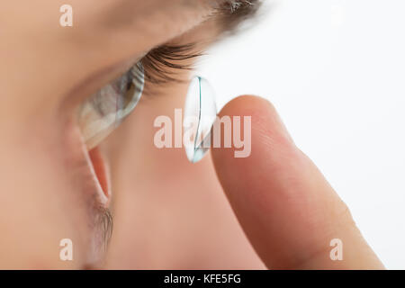 Close-up of Young Man Putting Eye en lentilles de contact Banque D'Images