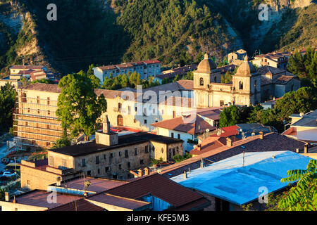 Sunrise vieille 20/410 famos calabria - vue sur le village, dans le sud de l'Italie. Banque D'Images