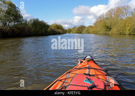 Arc d'éléments avancés kayak gonflable sur la rivière au sud de Ant Barton Large, Norfolk, UK Banque D'Images