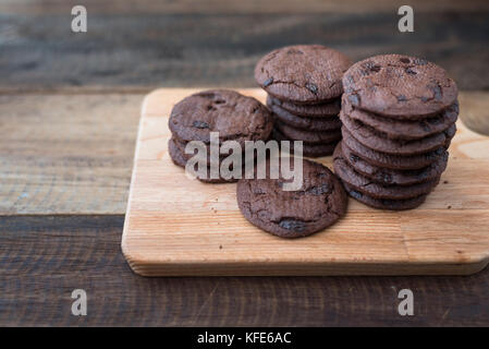 Les cookies sur une table en bois.cookies empilés sur une planche en bois Banque D'Images