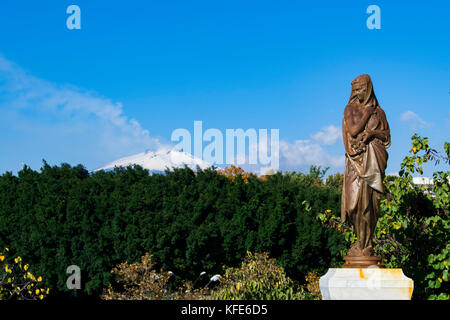 Statue in giardino Bellini et le mt. l'etna, en Sicile, Italie. Banque D'Images