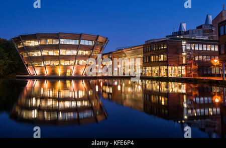 Blue Hour réflexions à la djanogly Learning Resource Centre à l'occasion du jubilé de campus, Université de Nottingham, Angleterre, Royaume-Uni Banque D'Images