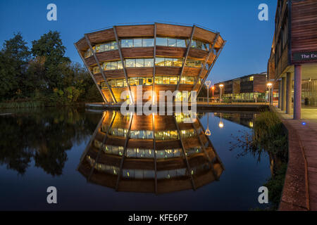 Blue Hour réflexions à la djanogly Learning Resource Centre à l'occasion du jubilé de campus, Université de Nottingham, Angleterre, Royaume-Uni Banque D'Images