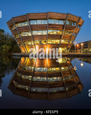 Blue Hour réflexions à la djanogly Learning Resource Centre à l'occasion du jubilé de campus, Université de Nottingham, Angleterre, Royaume-Uni Banque D'Images