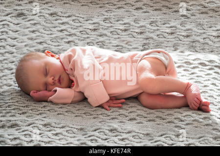 Close-up of a Baby Girl dormir paisiblement Banque D'Images