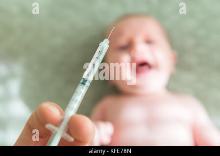 Close-up d'un bébé pleurer sur la Vaccination Banque D'Images